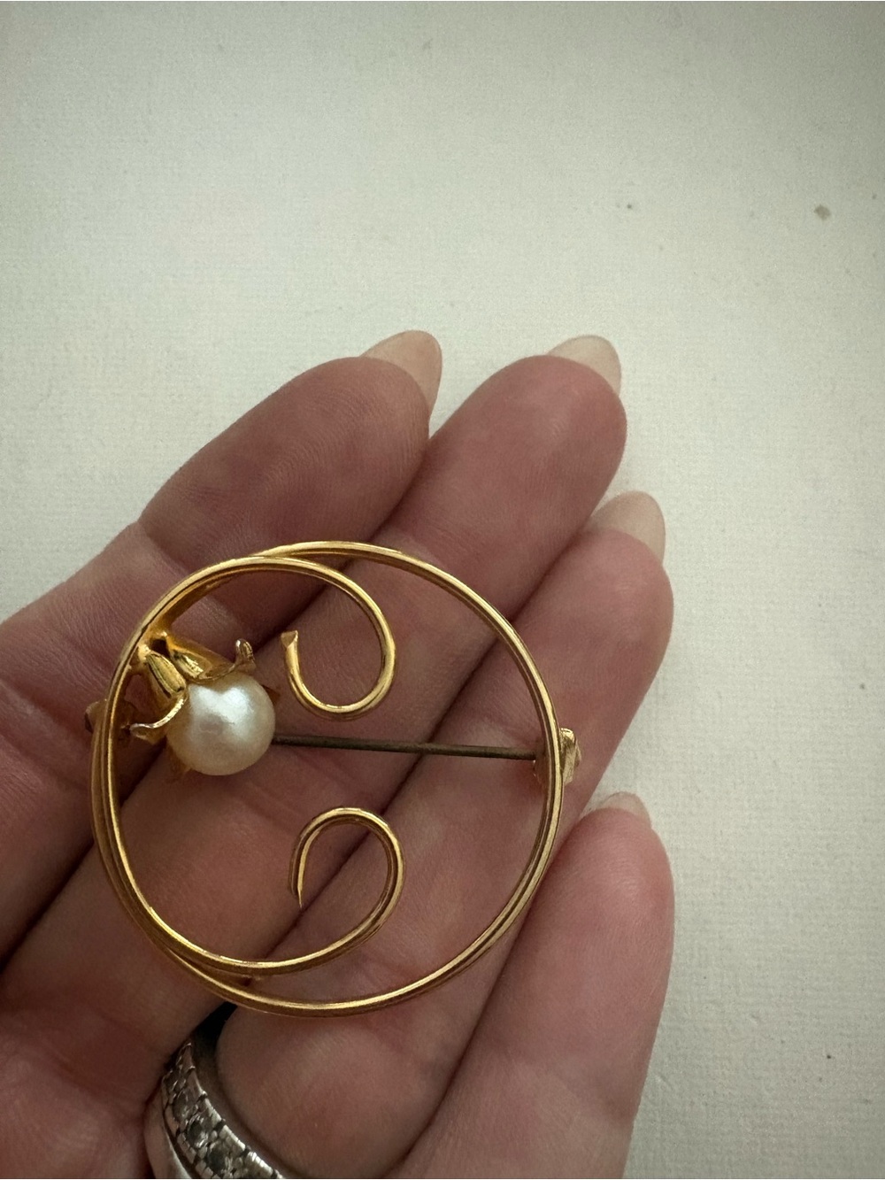 Vintage Gold-Tone Pearl Circle Brooch - Classic Women's Jewelry
